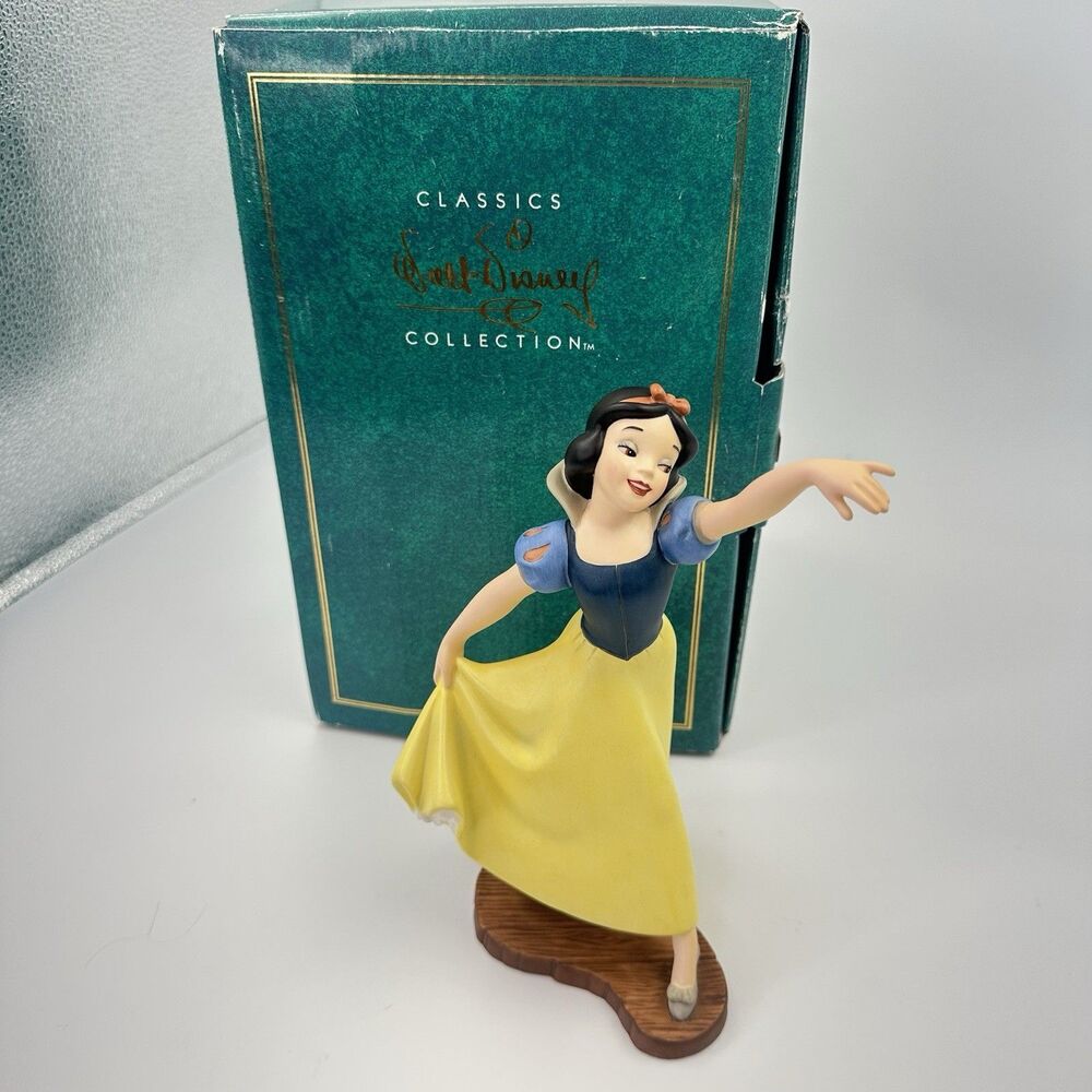 Walt Disney Classics Collection Snow White "The Fairest One Of All" Figure + Box